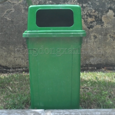 thùng rác công cộng trong nhà trường