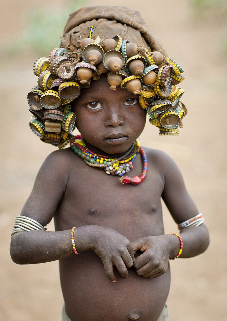 Thời trang ấn tượng từ rác thải của bộ lạc ở châu Phi