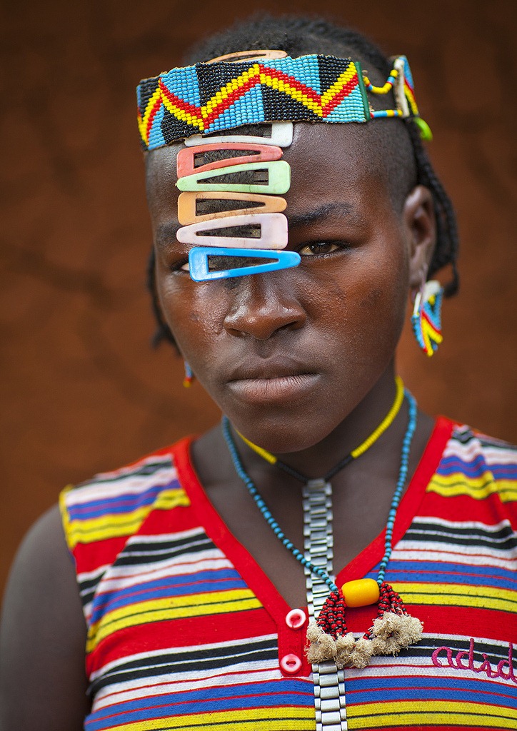 Thời trang ấn tượng từ rác thải của bộ lạc ở châu Phi
